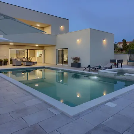 Mako, Moderne Luxus-villa Mit Swimmingpool Und Whirlpool In Ruhiger Vorort-lage Von Villa Pula