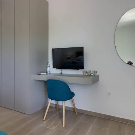 Mako, Moderne Luxus-villa Mit Swimmingpool Und Whirlpool In Ruhiger Vorort-lage Von Villa *