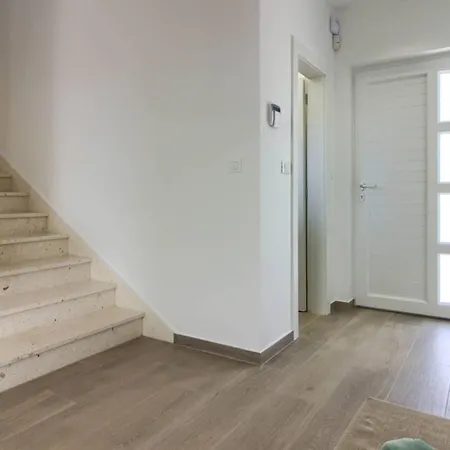Mako, Moderne Luxus-villa Mit Swimmingpool Und Whirlpool In Ruhiger Vorort-lage Von Villa
