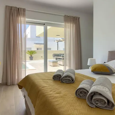 Villa Mako, Moderne Luxus-villa Mit Swimmingpool Und Whirlpool In Ruhiger Vorort-lage Von Pula