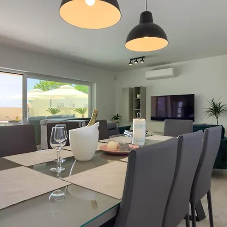 Villa Mako, Moderne Luxus-villa Mit Swimmingpool Und Whirlpool In Ruhiger Vorort-lage Von Pula