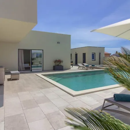 Mako, Moderne Luxus-villa Mit Swimmingpool Und Whirlpool In Ruhiger Vorort-lage Von Villa Pula