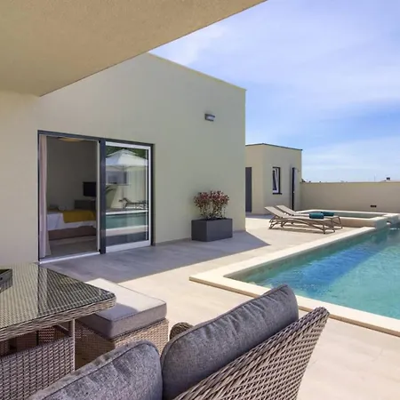 Mako, Moderne Luxus-villa Mit Swimmingpool Und Whirlpool In Ruhiger Vorort-lage Von Pula
