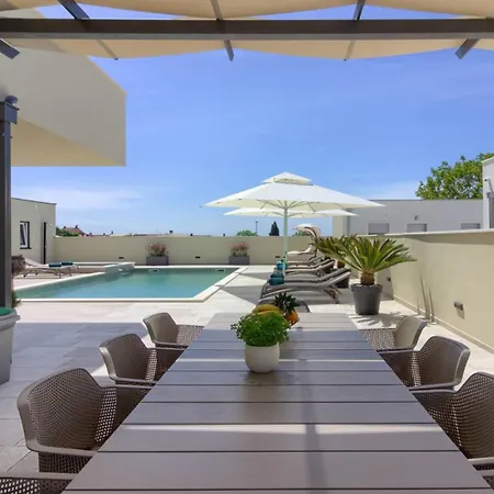 Mako, Moderne Luxus-villa Mit Swimmingpool Und Whirlpool In Ruhiger Vorort-lage Von Villa *