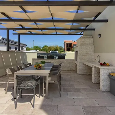 Mako, Moderne Luxus-villa Mit Swimmingpool Und Whirlpool In Ruhiger Vorort-lage Von Villa
