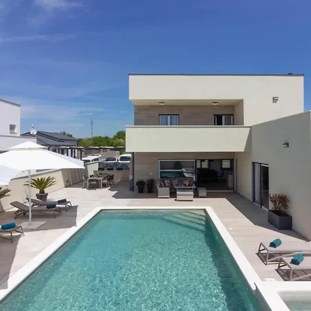 Mako, Moderne Luxus-villa Mit Swimmingpool Und Whirlpool In Ruhiger Vorort-lage Von Villa *