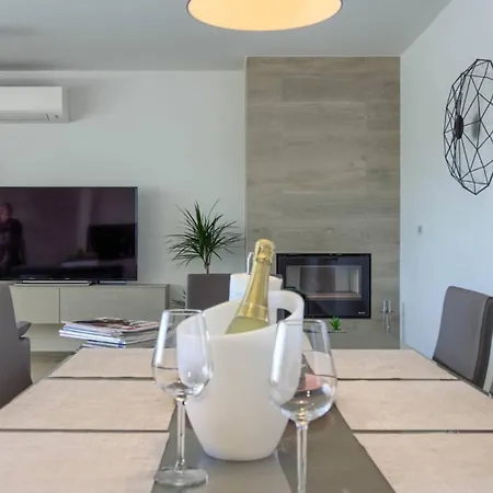 Villa Mako, Moderne Luxus-villa Mit Swimmingpool Und Whirlpool In Ruhiger Vorort-lage Von