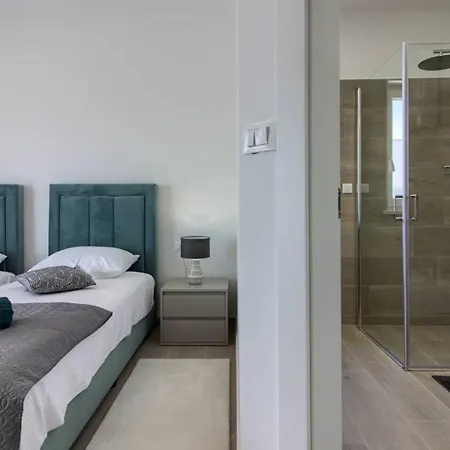 Vila Mako, Moderne Luxus-villa Mit Swimmingpool Und Whirlpool In Ruhiger Vorort-lage Von