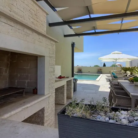 Mako, Moderne Luxus-villa Mit Swimmingpool Und Whirlpool In Ruhiger Vorort-lage Von Pula